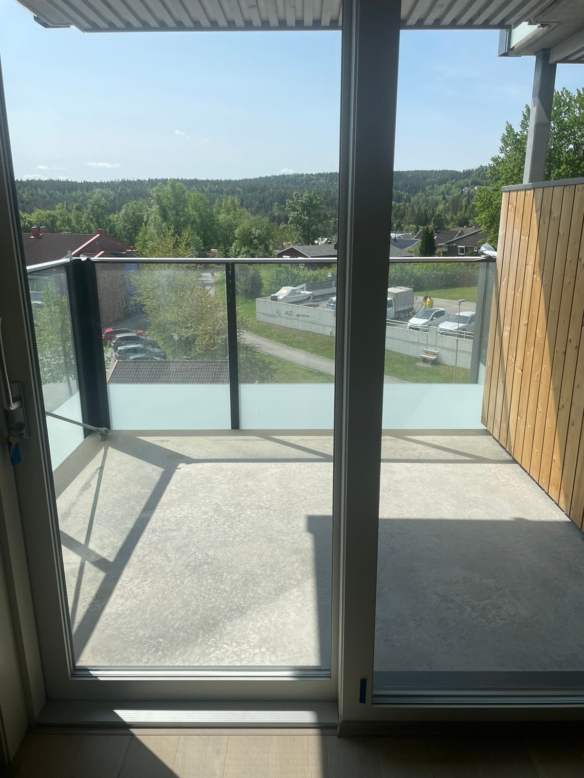 Stor og solrik balkong med utgang fra stuen Galleribilde