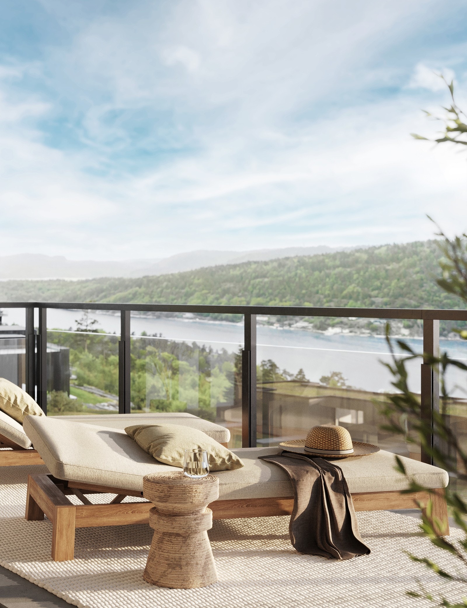 Gled deg til varme sommermorgener med en dupp i sjøen eller bassenget, før du nyter kaffe med fjordutsikt på egen terrasse. Galleribilde