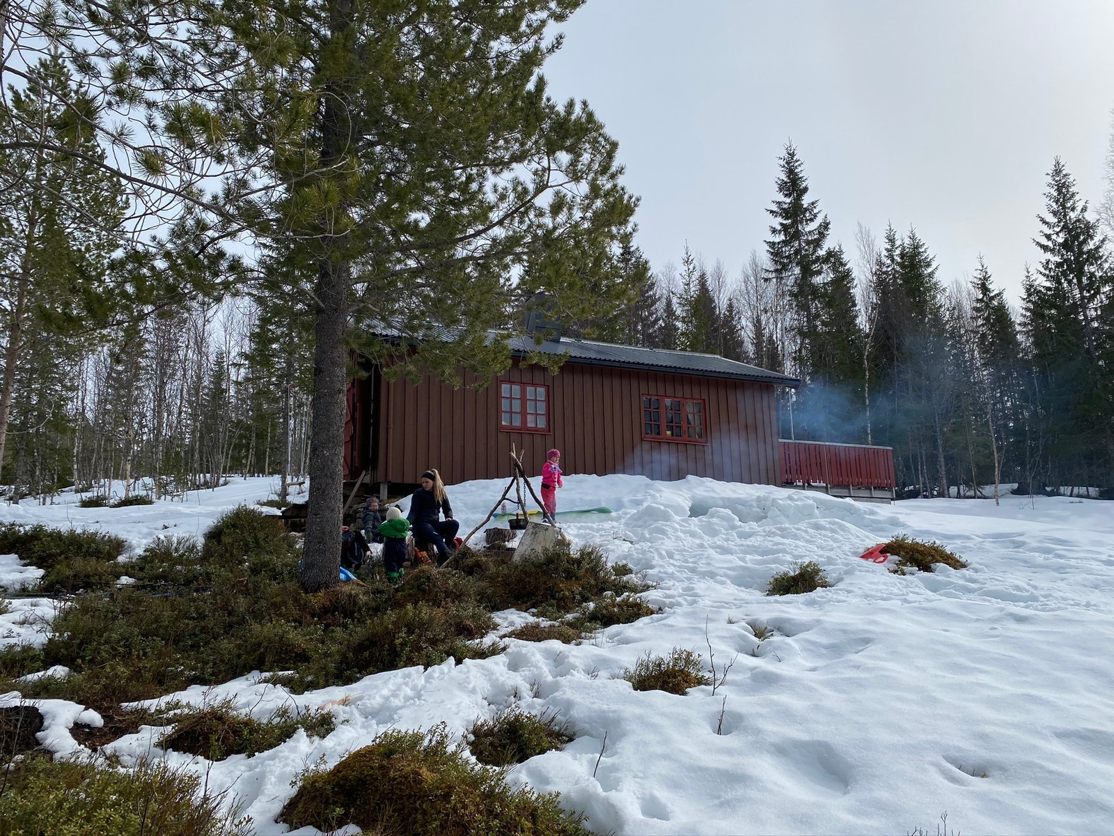 Hytte sett fra vannet Galleribilde