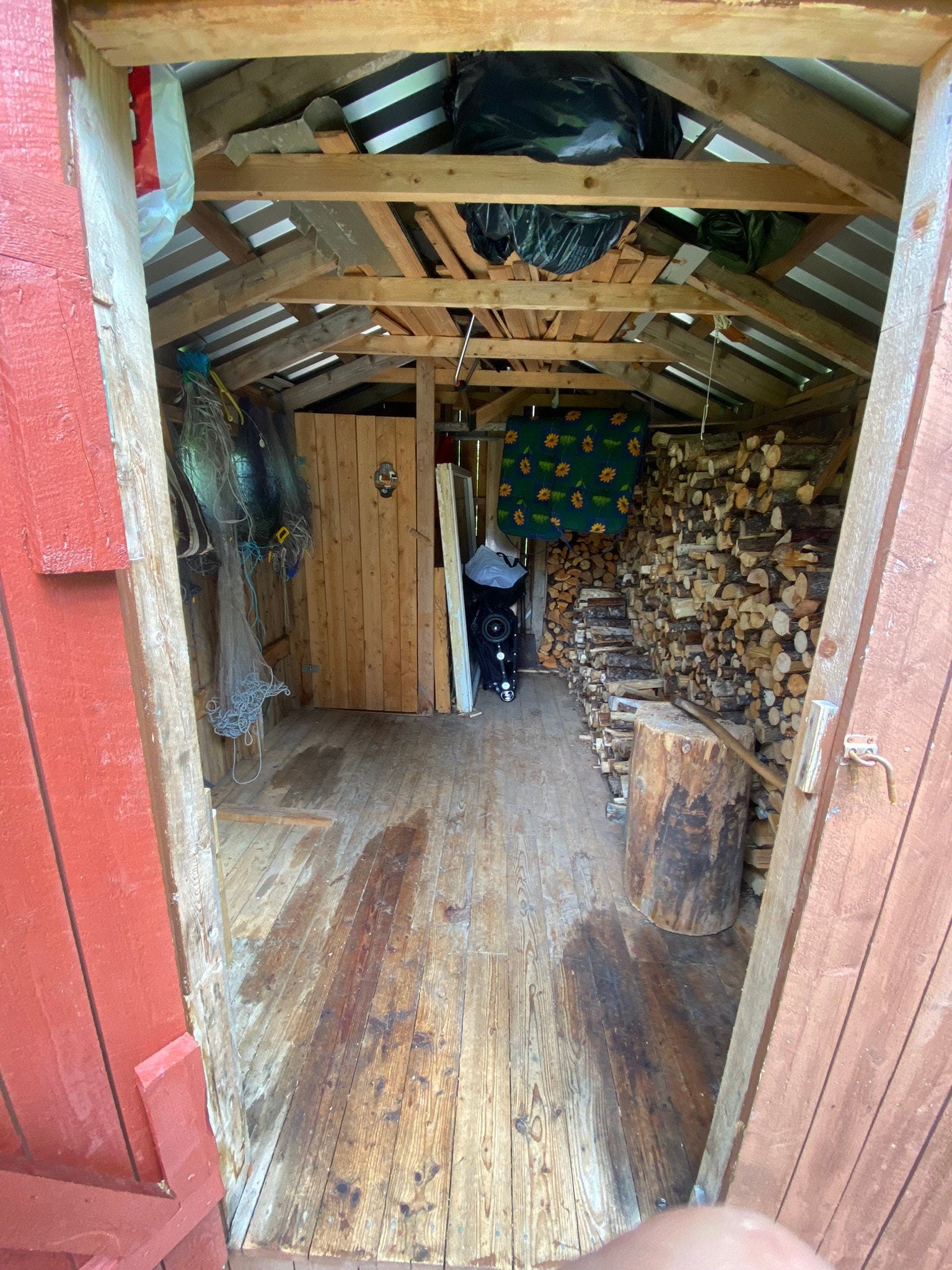 Vedbod med utedo Galleribilde