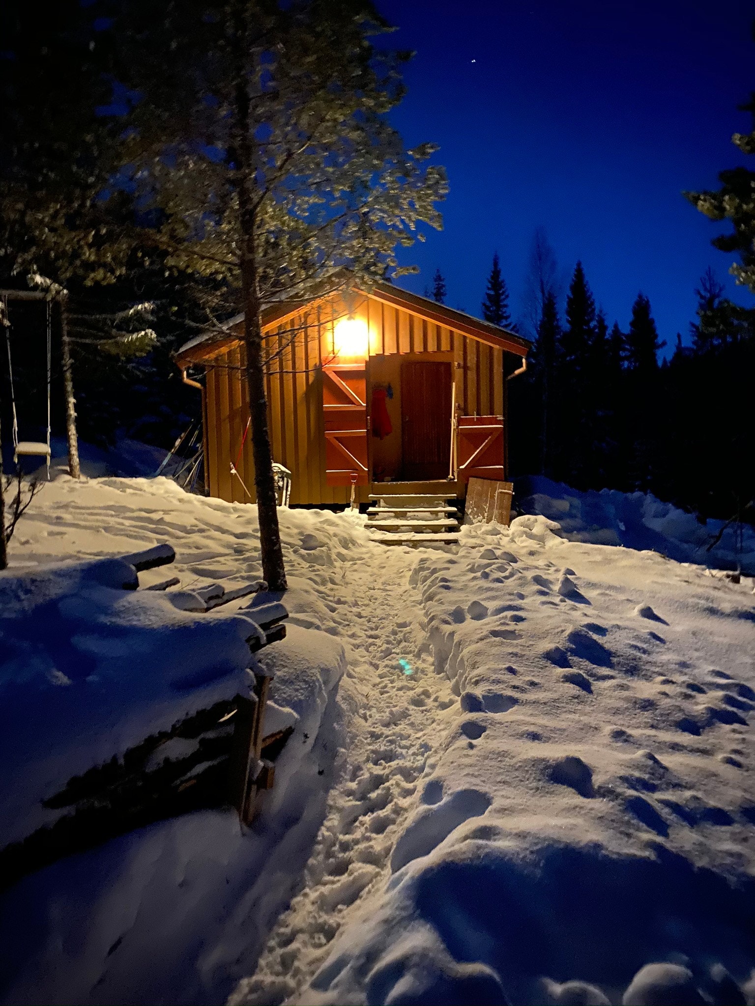 Kveldsbilde inngangsparti (bilde fra vedbod) Galleribilde