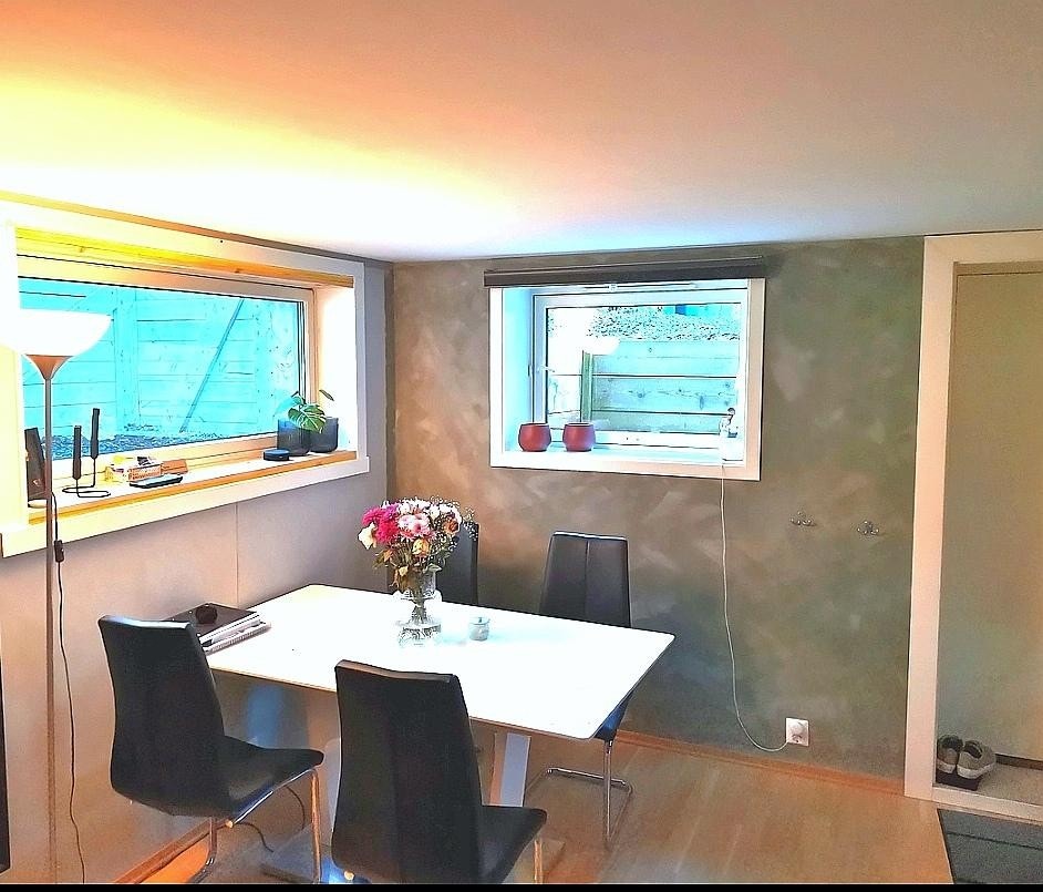 Også spisebord og stoler har god plass i stuan Galleribilde