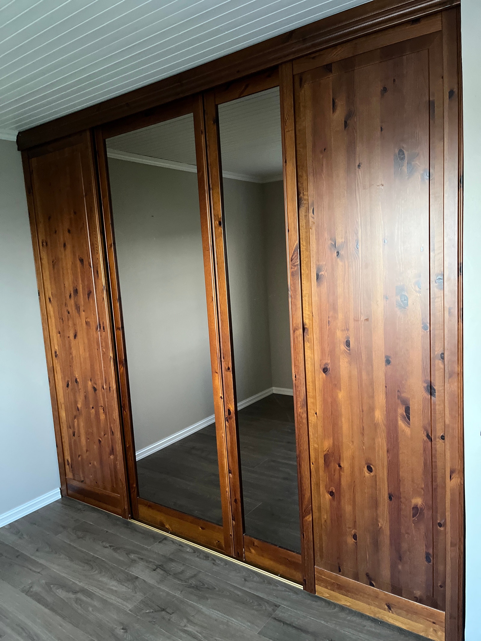 Stor skyvedørsgarderobe, sov 1 Galleribilde
