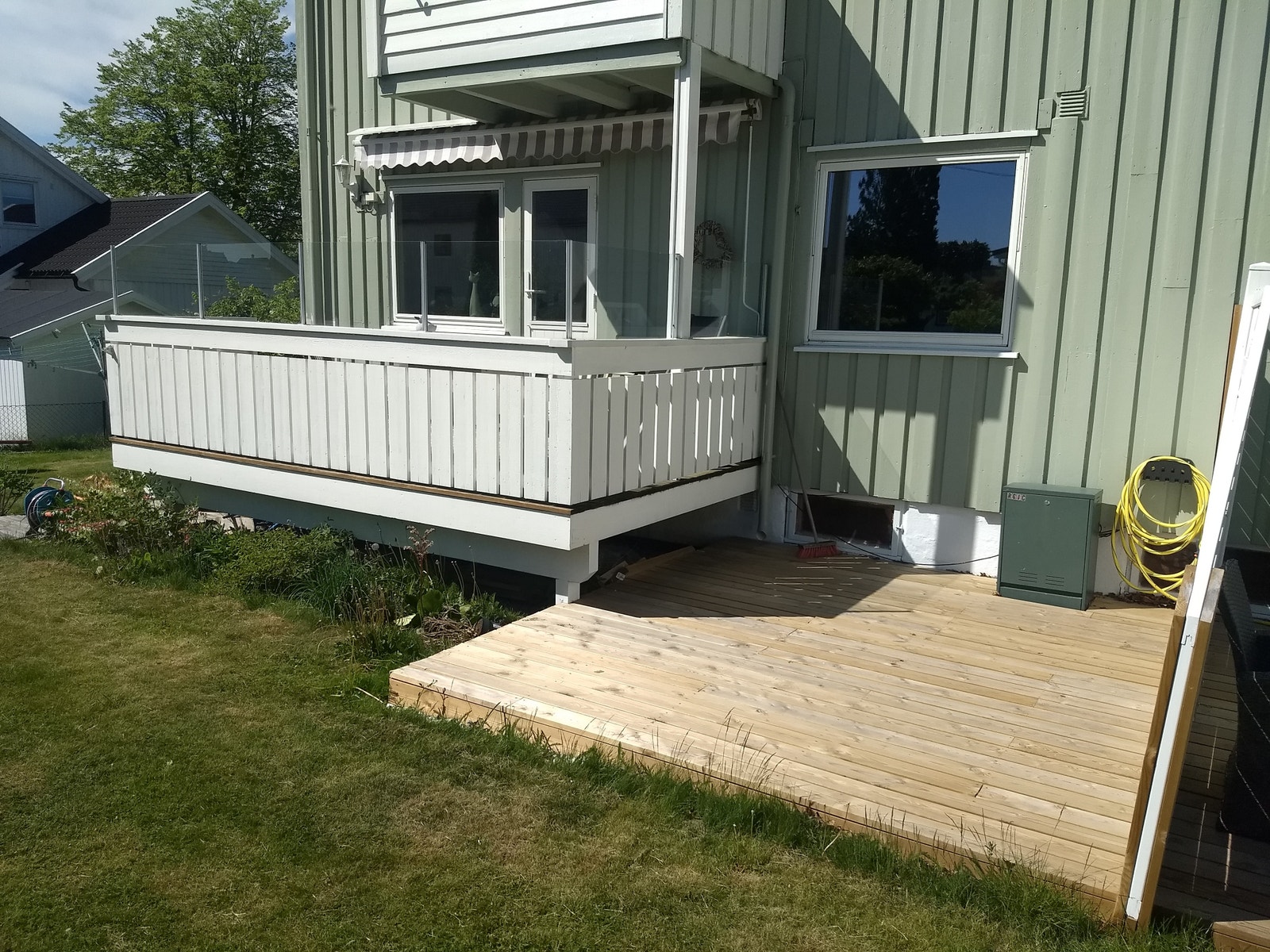 Lun terrasse og platting med sol hele dagen Galleribilde