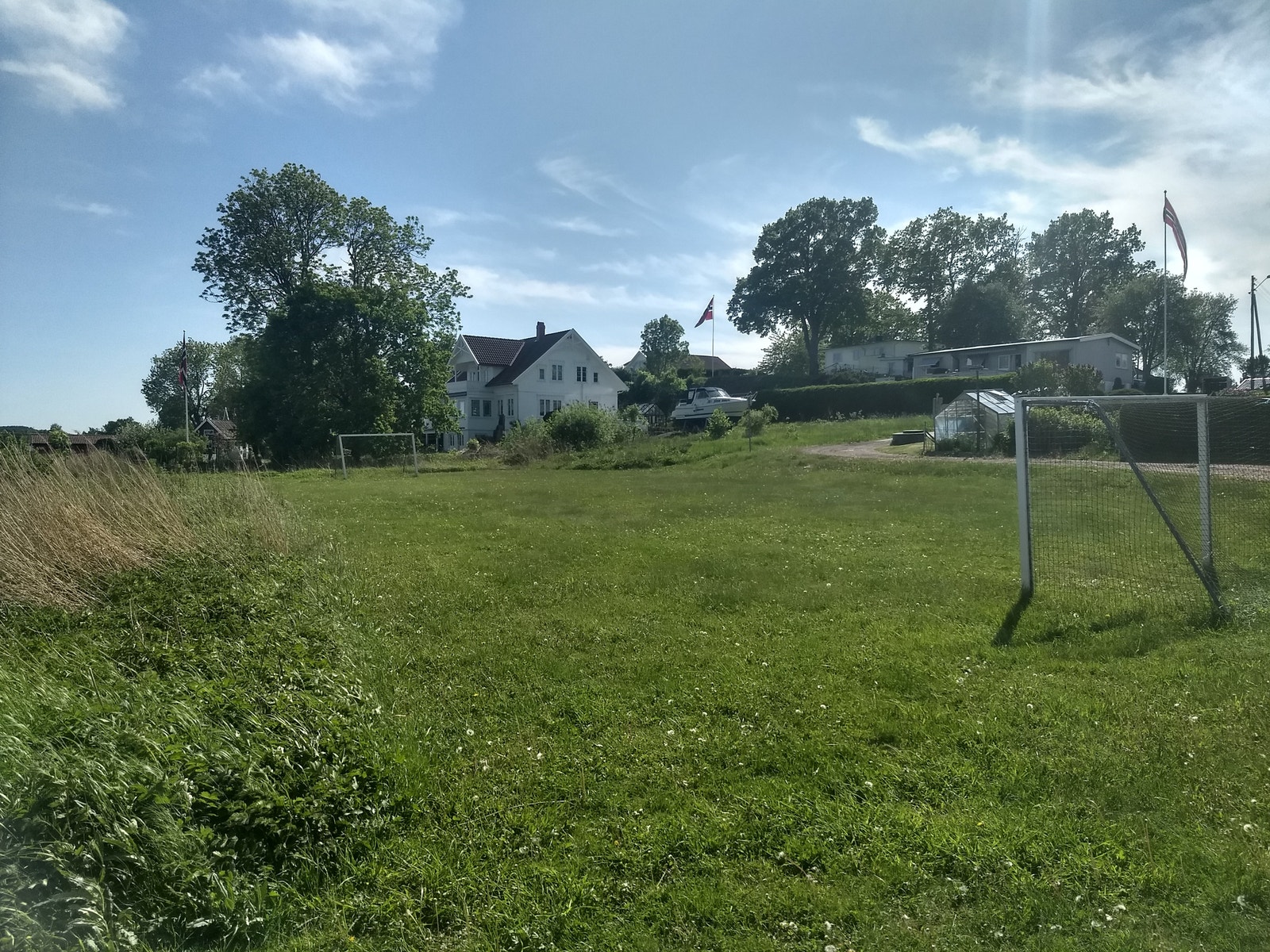 Fin fotballbane og lekeplass rett nedenfor Galleribilde
