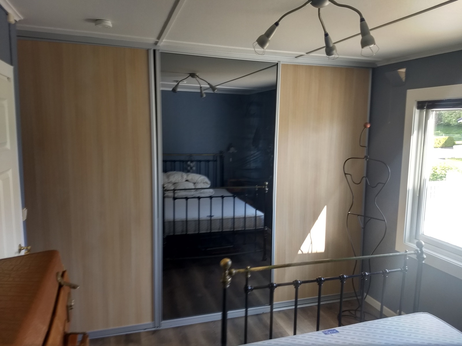 Ny skyvedørs garderobe med masse plass Galleribilde