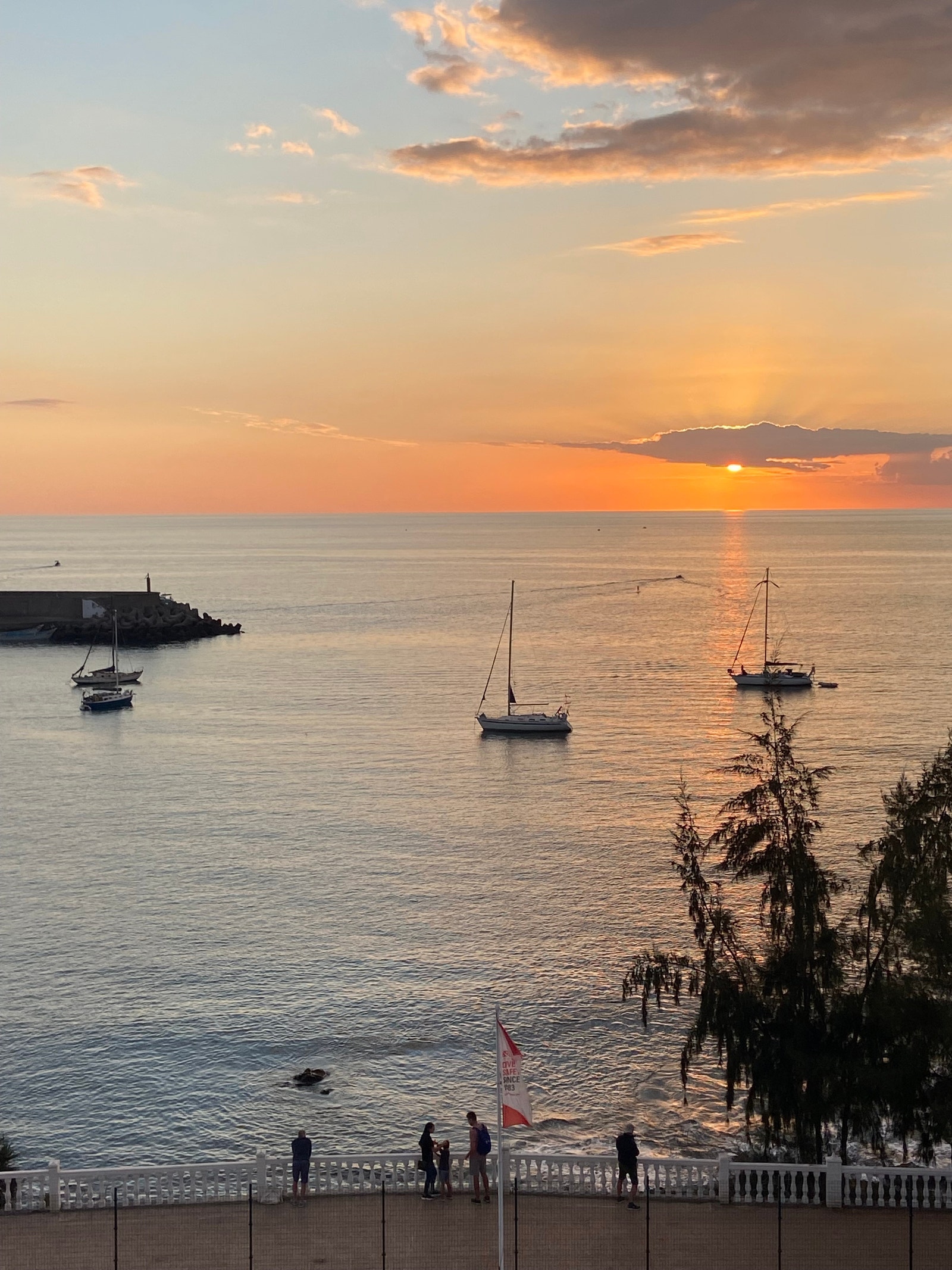 Solen helt til den går ned i havet Galleribilde