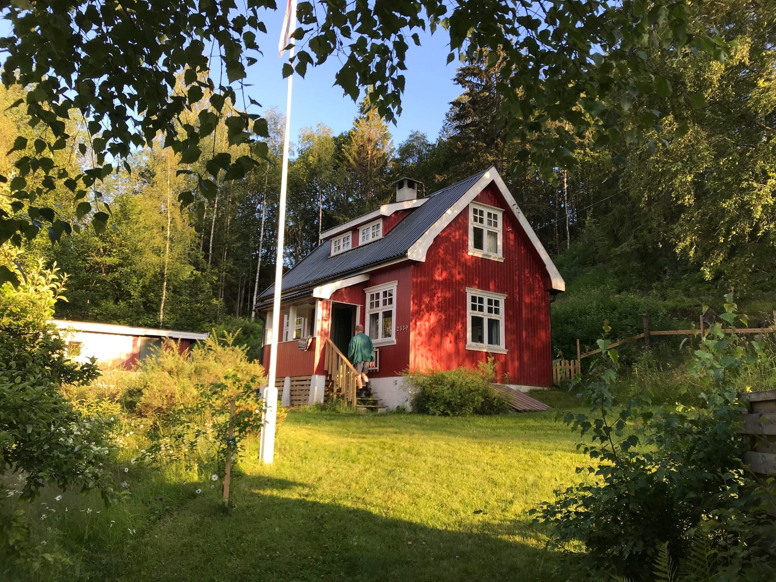 Her trives man godt, både ute og inne. Idyllisk på fine sommerdager - familien har hatt mange og lange sommerkvelder her, med grilling og utemøblement med oppdekking på egen platting. Galleribilde