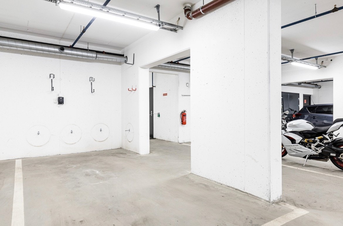 Leiligheten disponerer en egen biloppstillingsplass i en felles parkeringskjeller. Galleribilde
