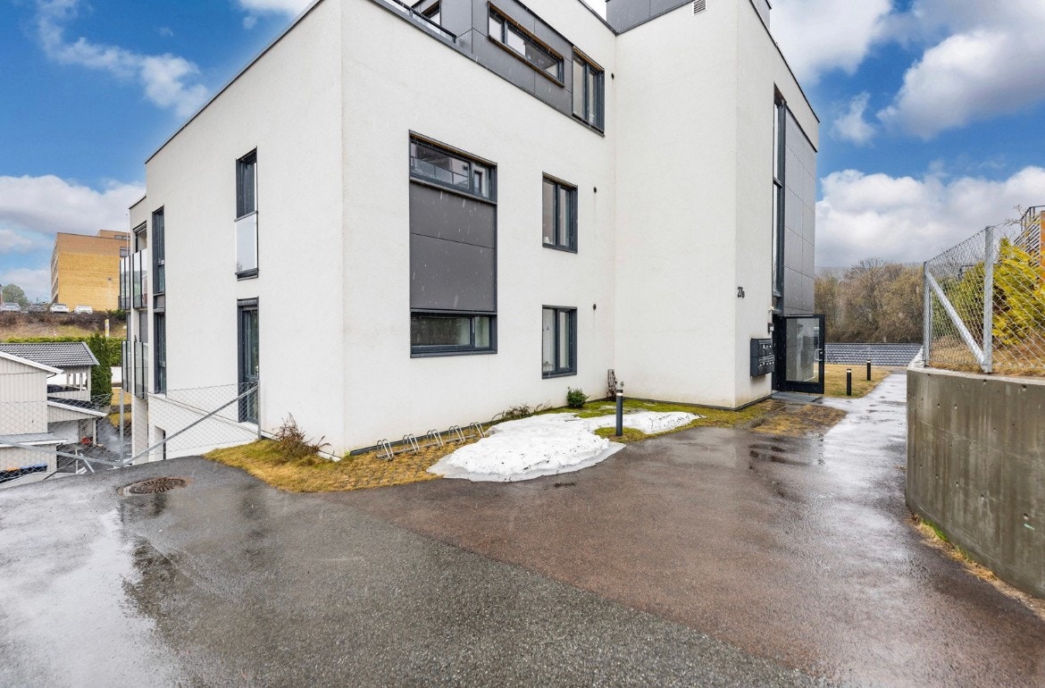 Langs gavlveggen mot vest er det både en granitt-trapp og en strekkmetalltrapp. Galleribilde