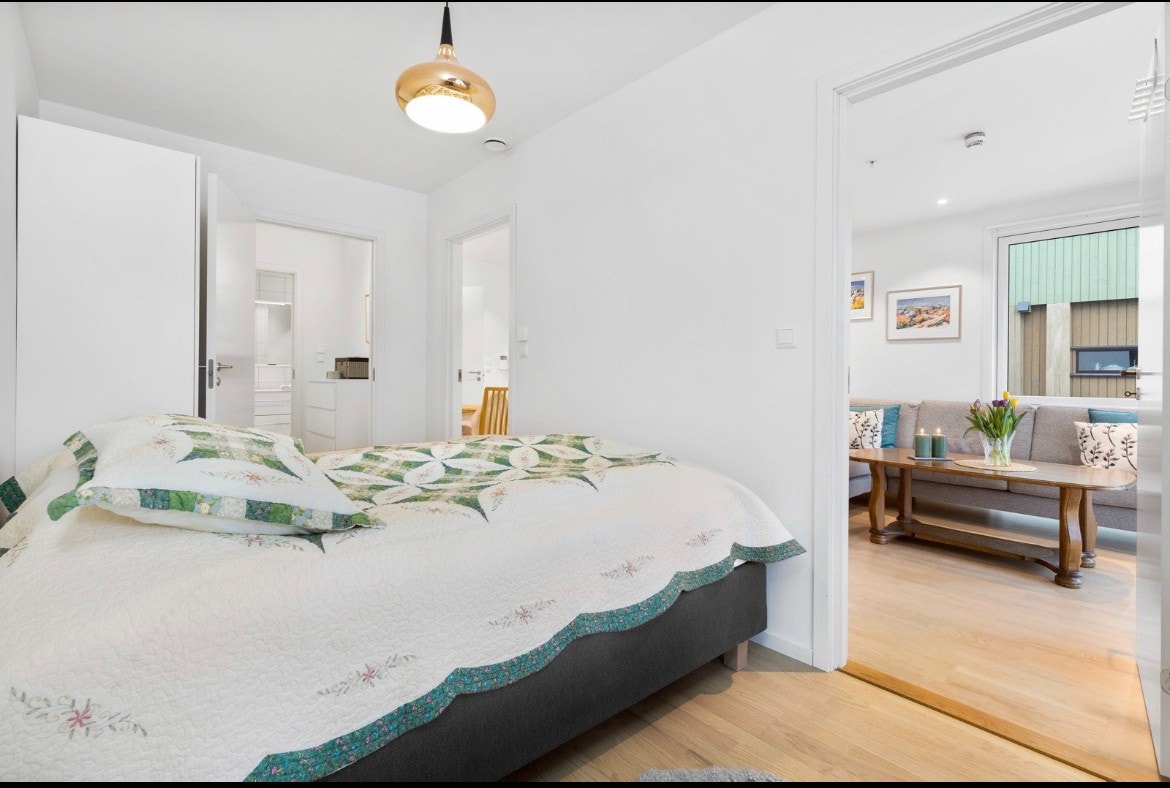 Det er plass til dobbelseng og i rommet står det et garderobeskap med hvite fronter. Galleribilde