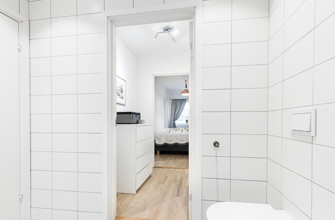 Tilliggende badet finner man et hendig omkledningsrom, og herfra er det videre adkomst til soverommet. Galleribilde