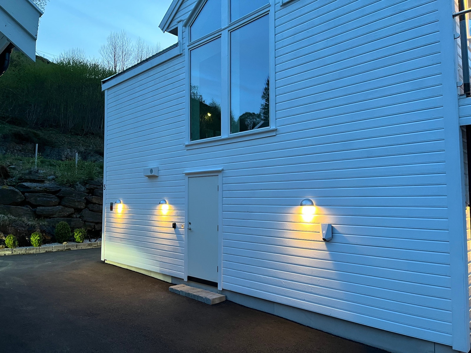 Inngangsparti og parkering med el bil lader Galleribilde