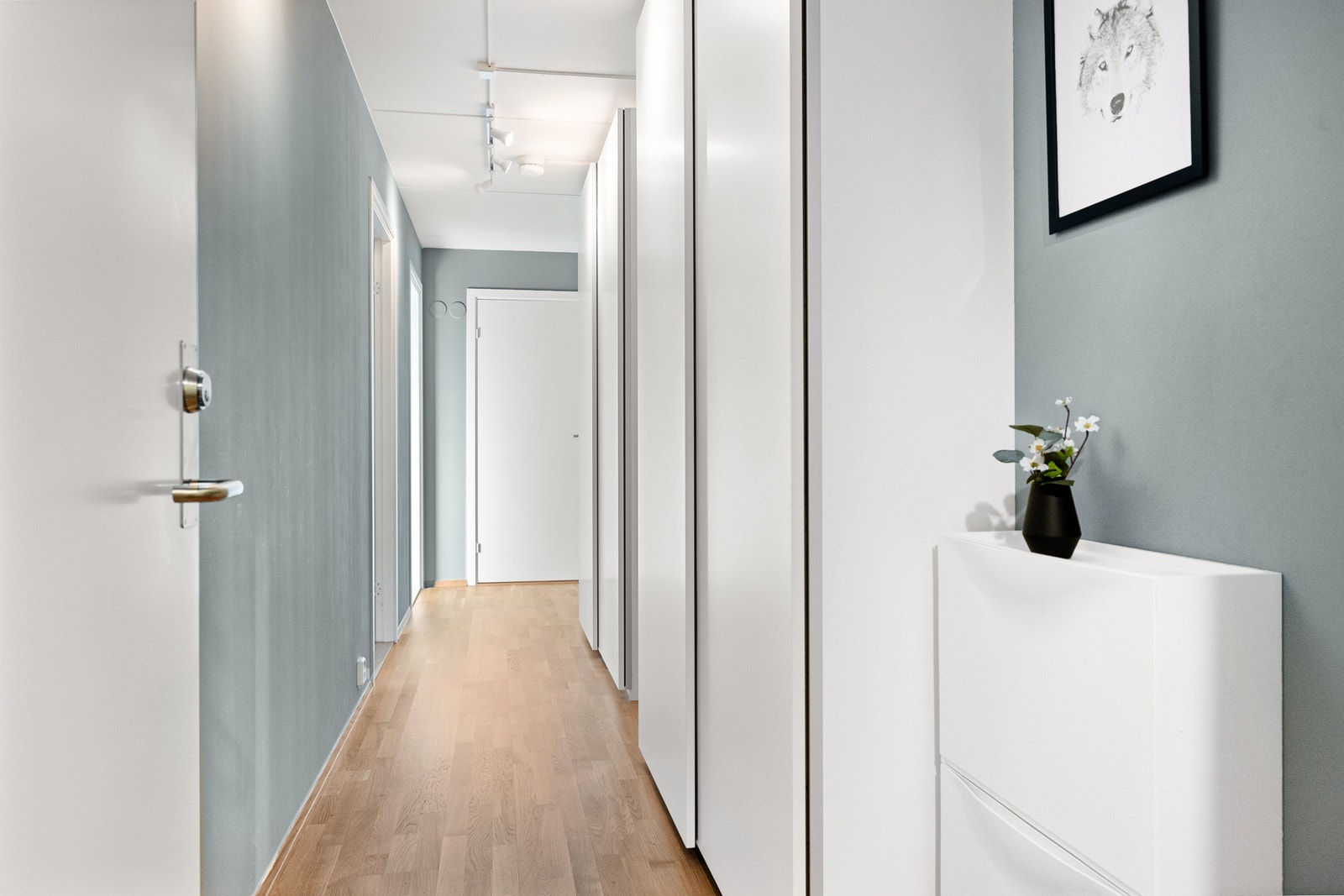 Inngang med både garderobeskap og skoskap Galleribilde