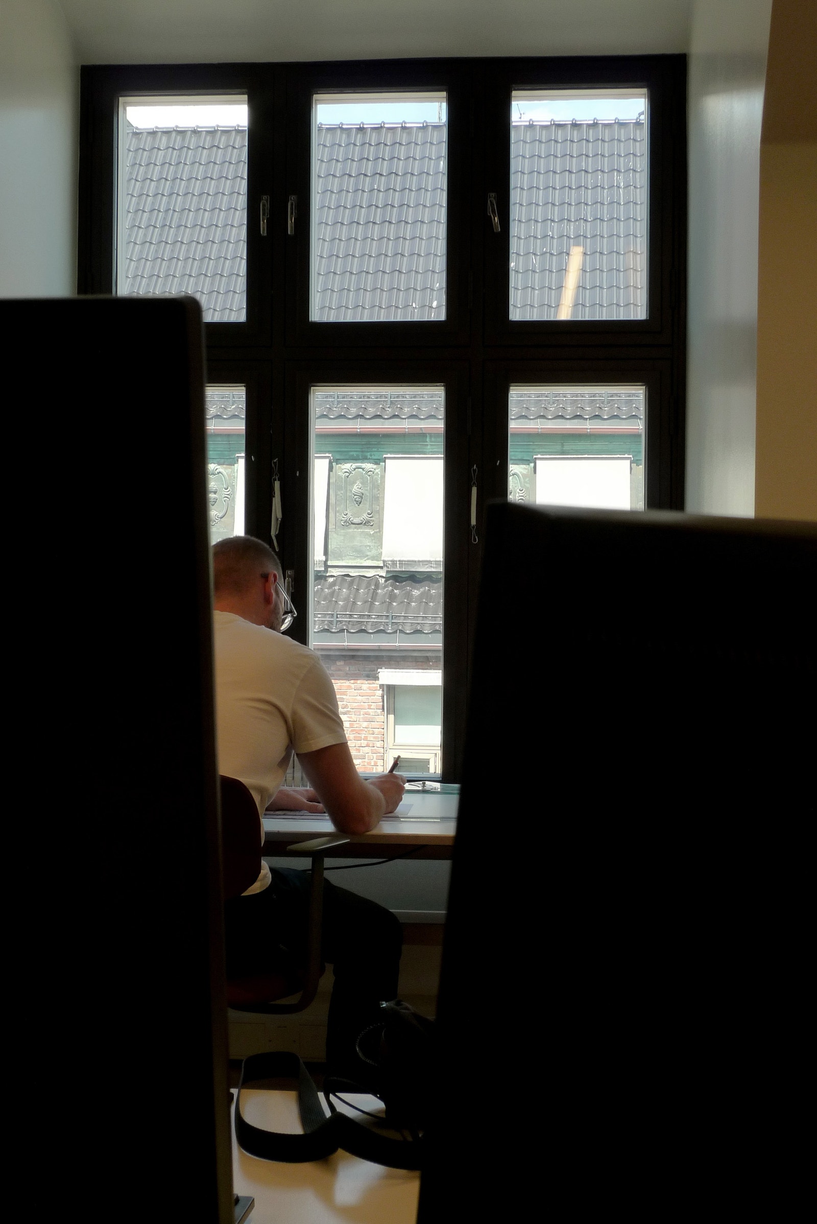 Mulighet for variert arbeidsplass ila dagen. Sittenisje i vindusnisje Galleribilde