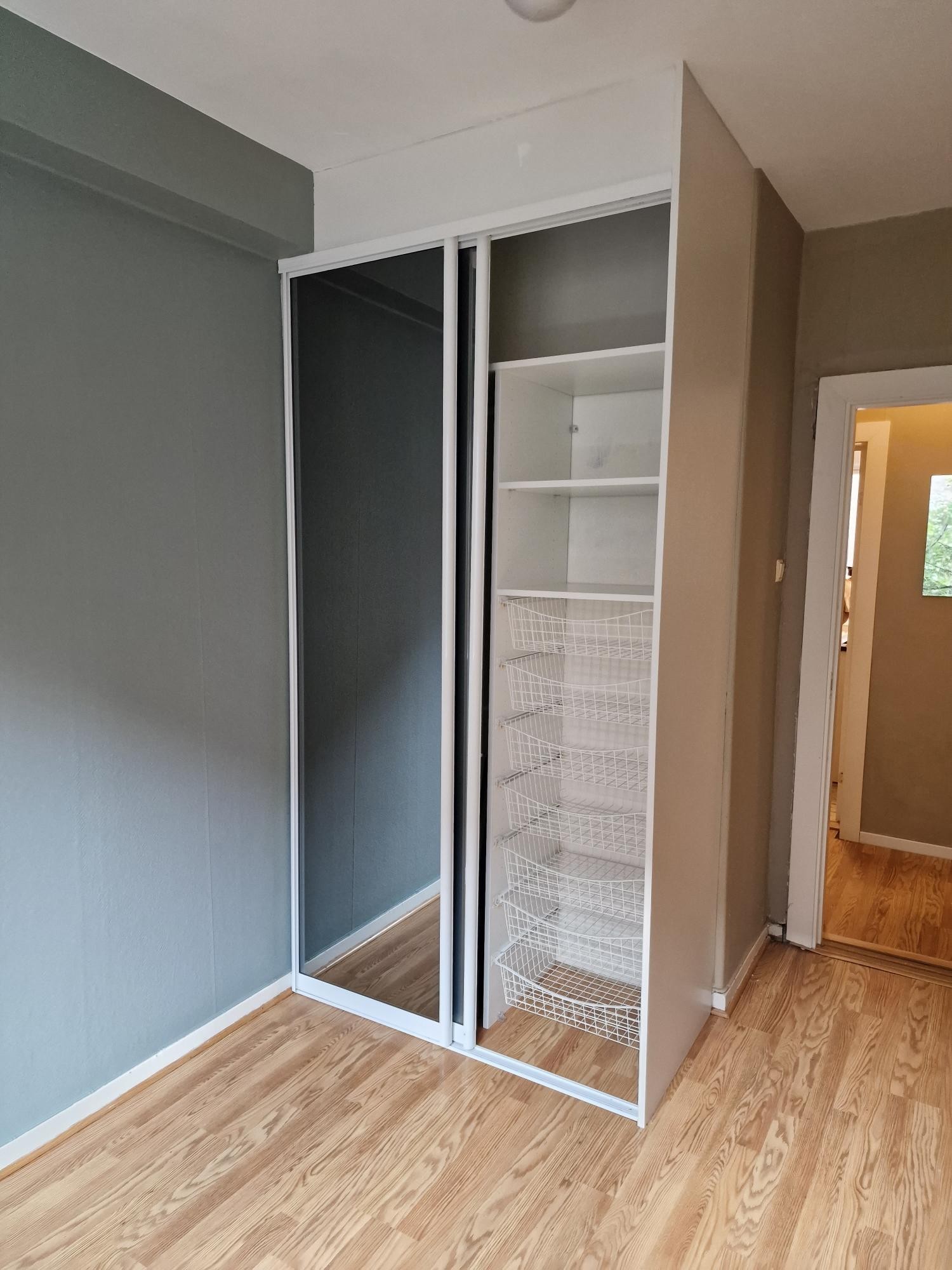 Skyvedørsgarderobe på soverom. Galleribilde