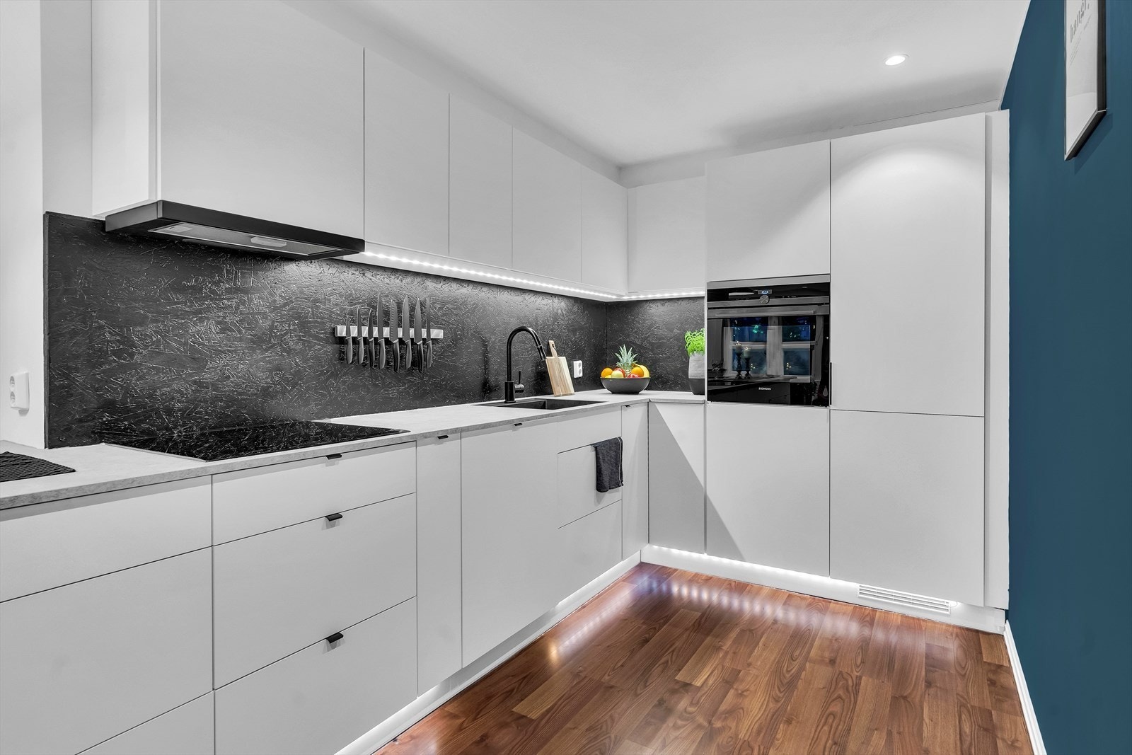 Kjøkken er installert med smartbelysning som er kompatibel med google home og er stemmestyrt/appstyrt Galleribilde
