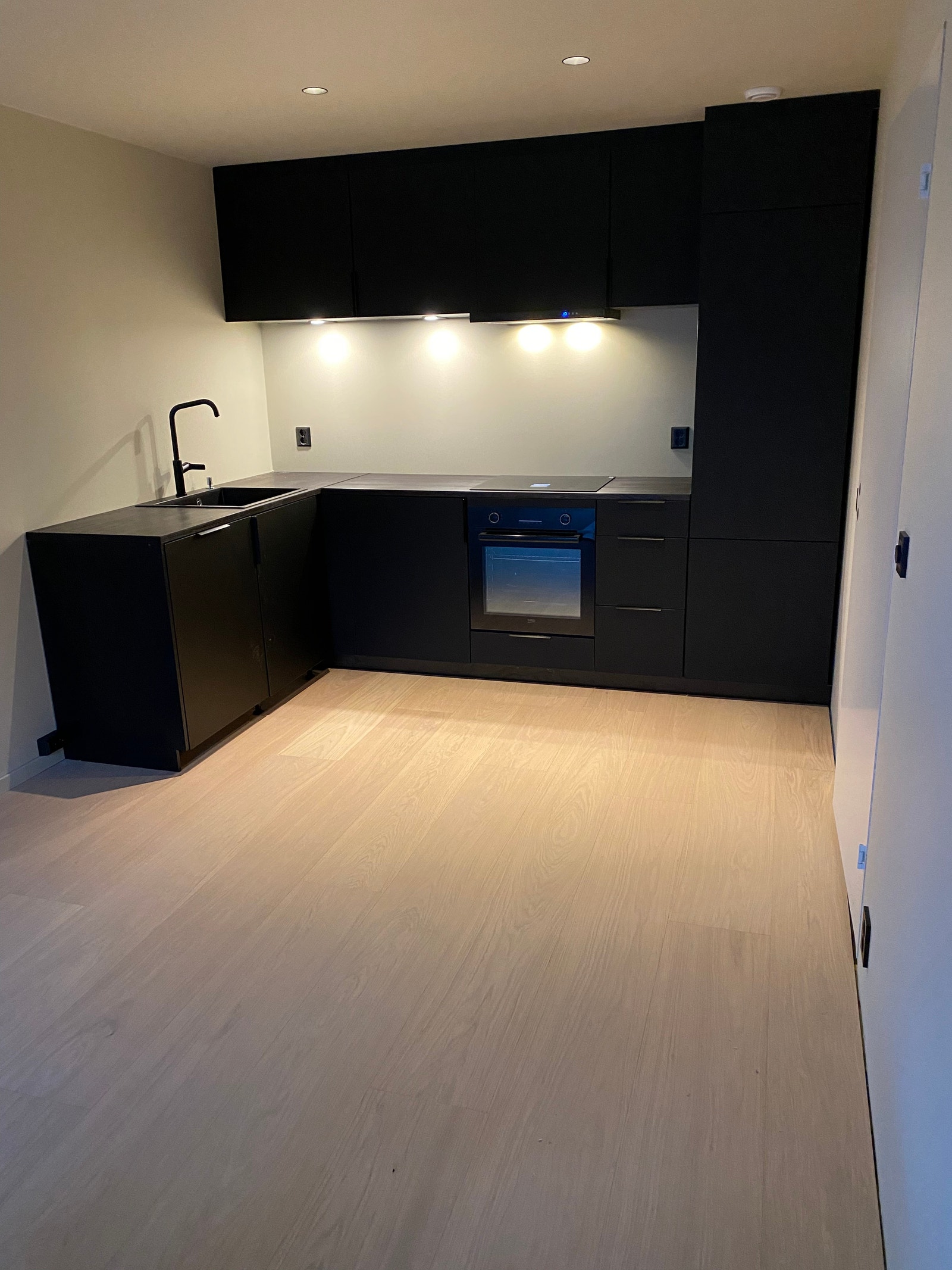 Kjøkken har : platetopp med komfyrvakt. Integrert stekovn. Oppvaskmaskin. Kombiskap (kjøl+ fryser). Alt nytt. Galleribilde