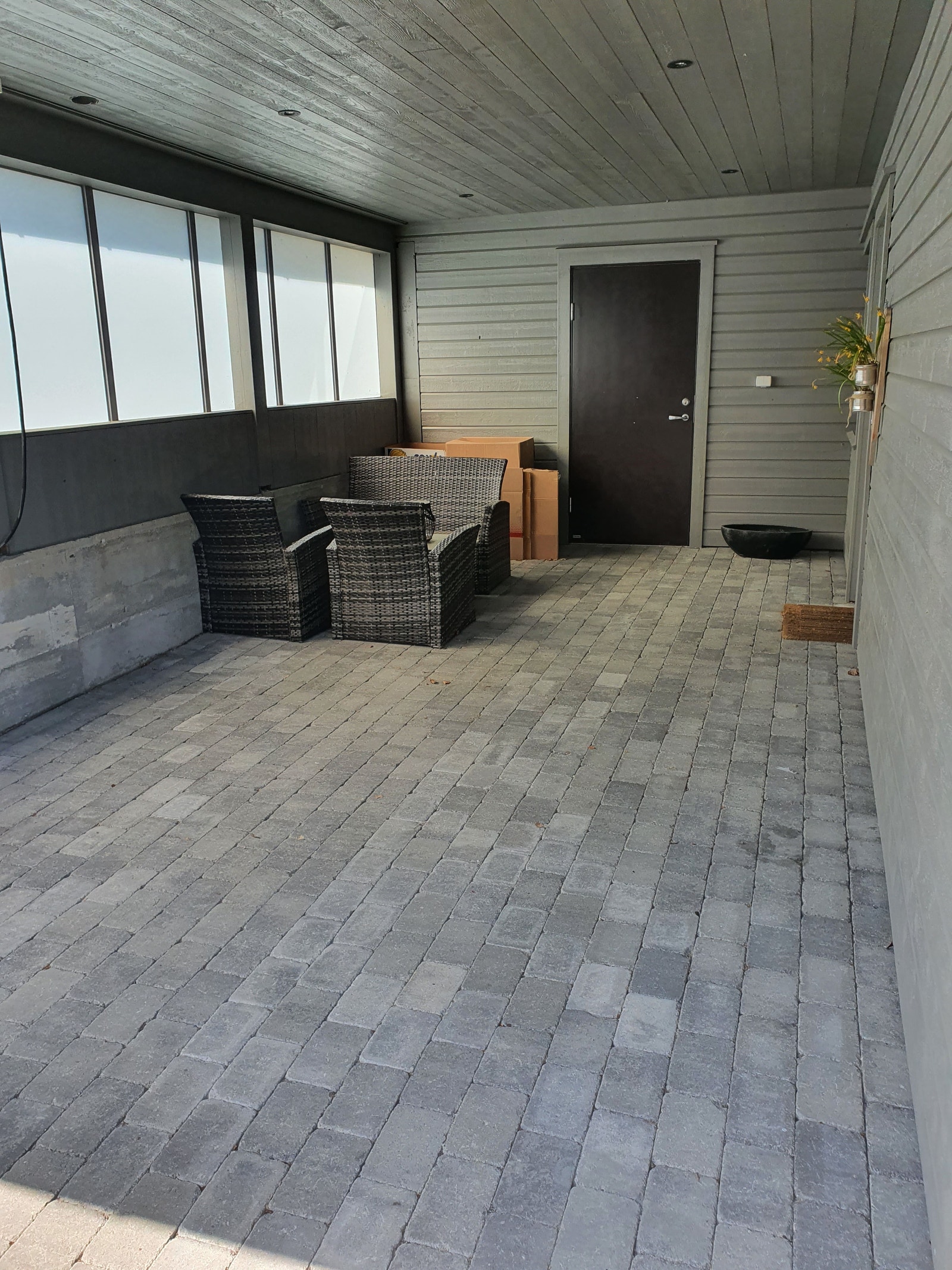 Entre til leiligheten og tilhørende utebod Galleribilde