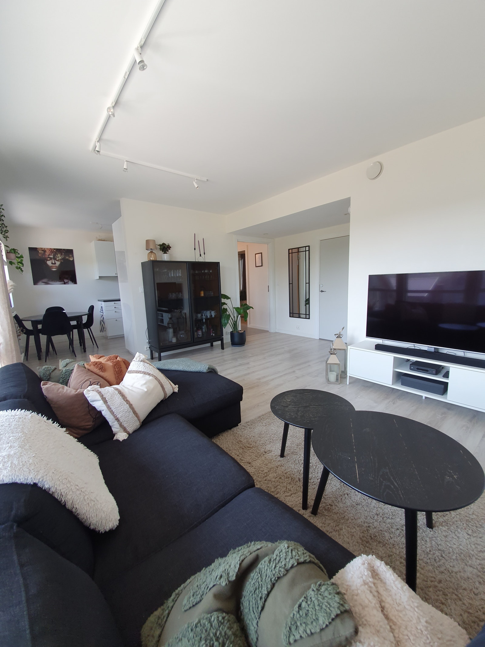 Stue og inngang til åpent kjøkken Galleribilde