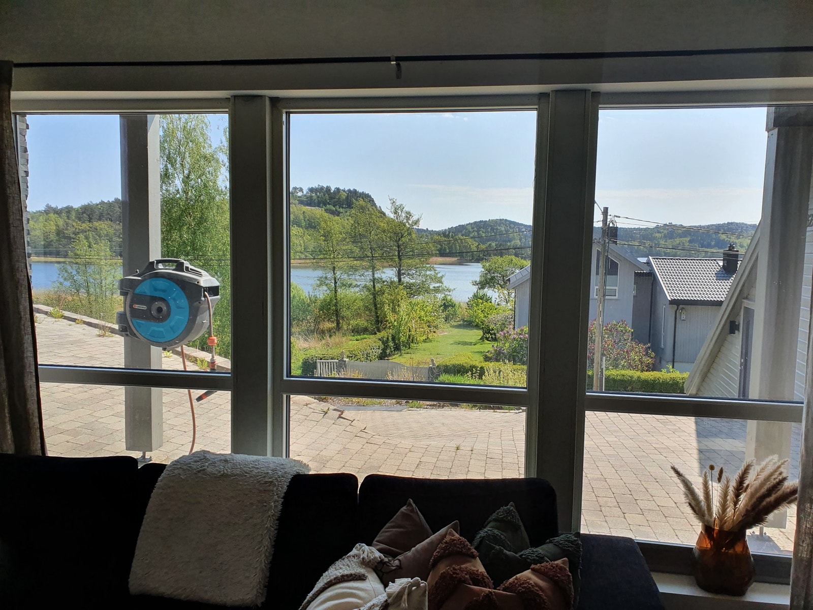 Store vinduer med plissegardiner og fin utsikt! Galleribilde