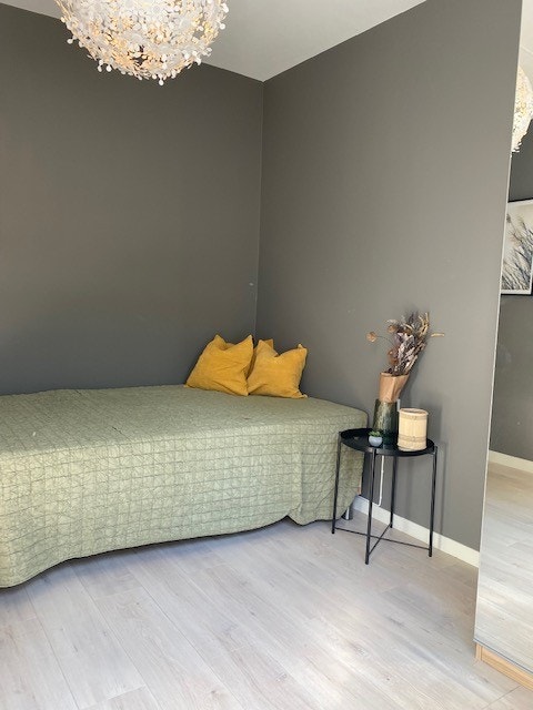 Vindu mot bakgård Galleribilde