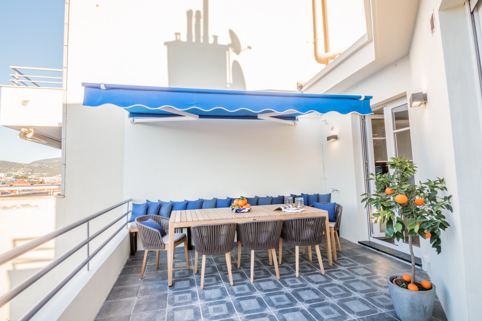 Stor nordvent terrasse med spisebord Galleribilde