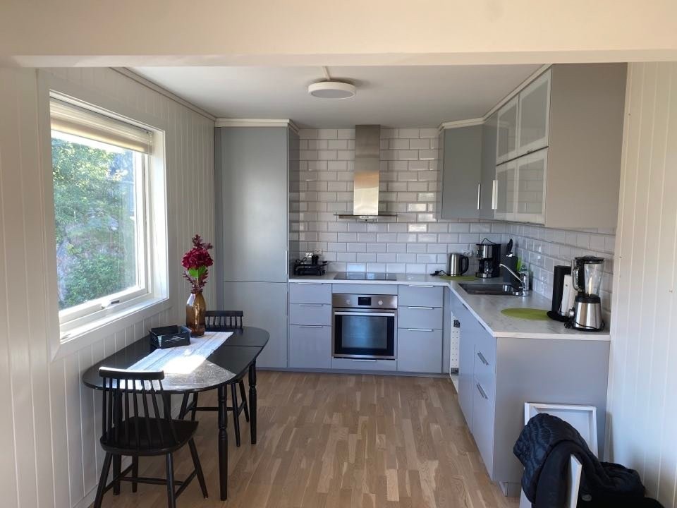 kjøkken med kjøleskap/frys, oppvaskmaskin, kaffetrakter, vannkoker, blender, grill, fullt utstyrt for 4 personer. Galleribilde