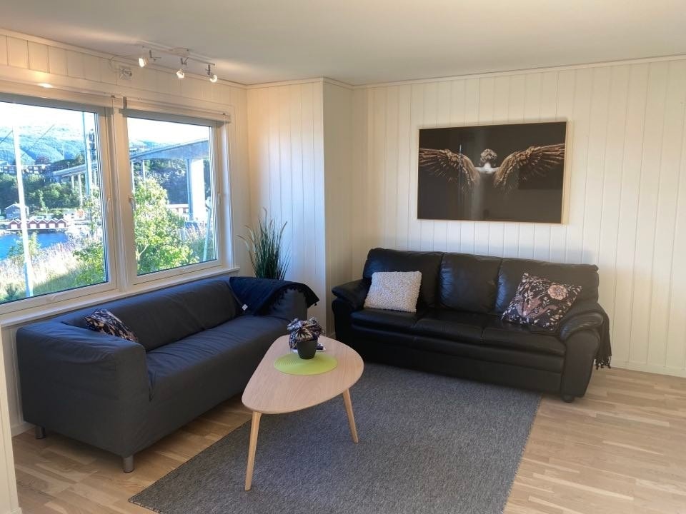 koselig stue med sittegruppe og stor flatskjerm. Nydelig utsikt til Sørsundet. utgang til veranda. Galleribilde