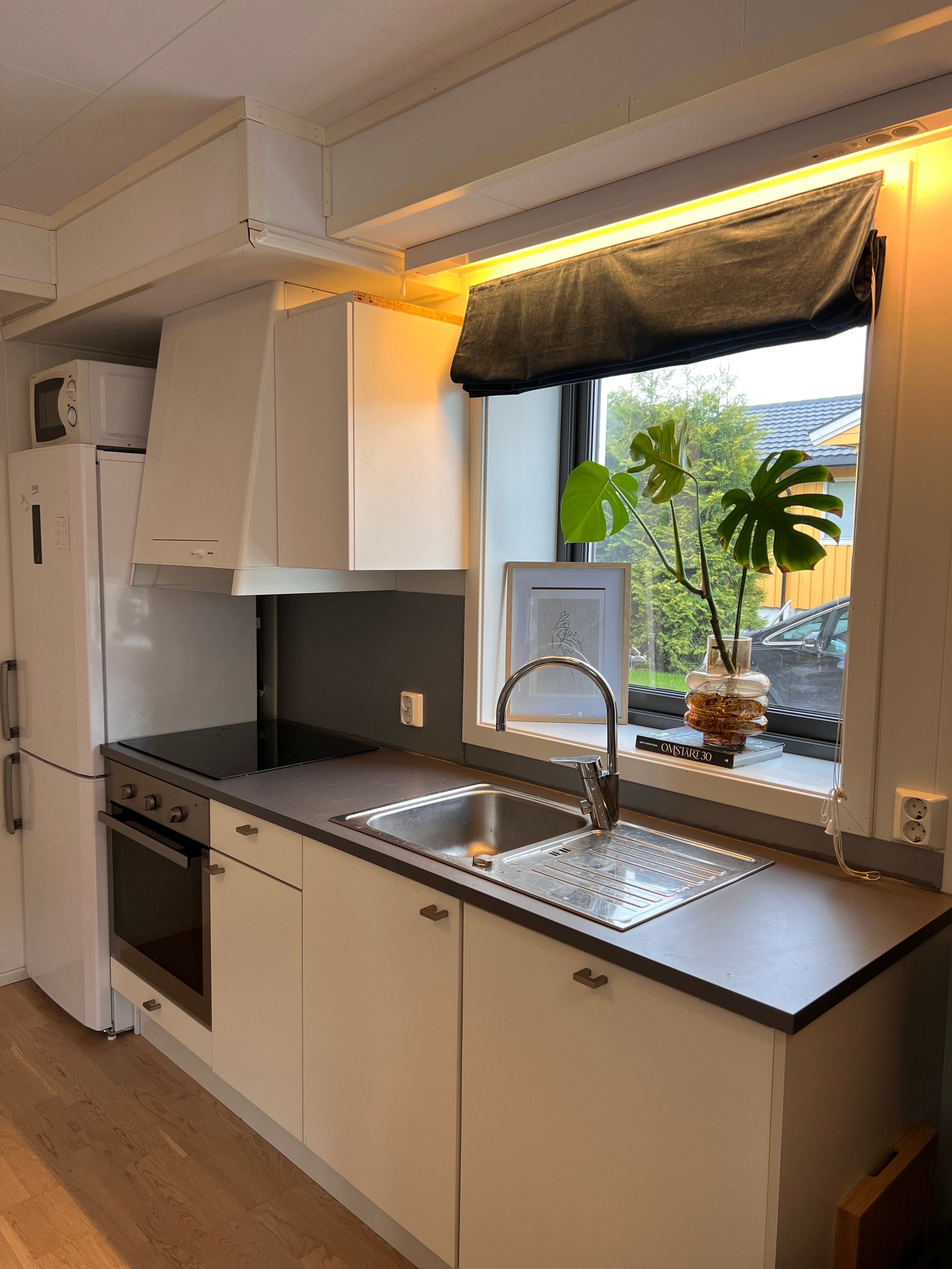 kjøkken med integrert oppvaskmaskin. Galleribilde