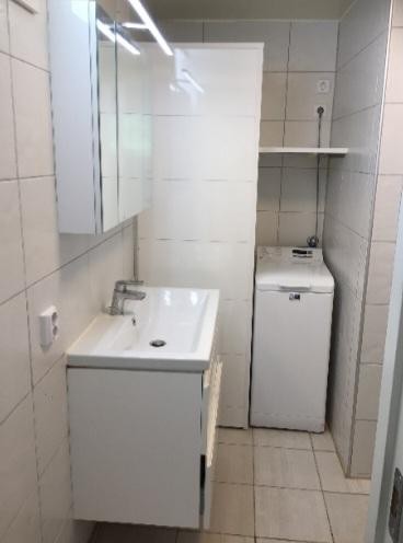Bad med vaskeservant og vaskemaskin Galleribilde