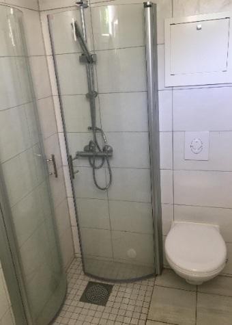 Bad med dusj og toalett Galleribilde