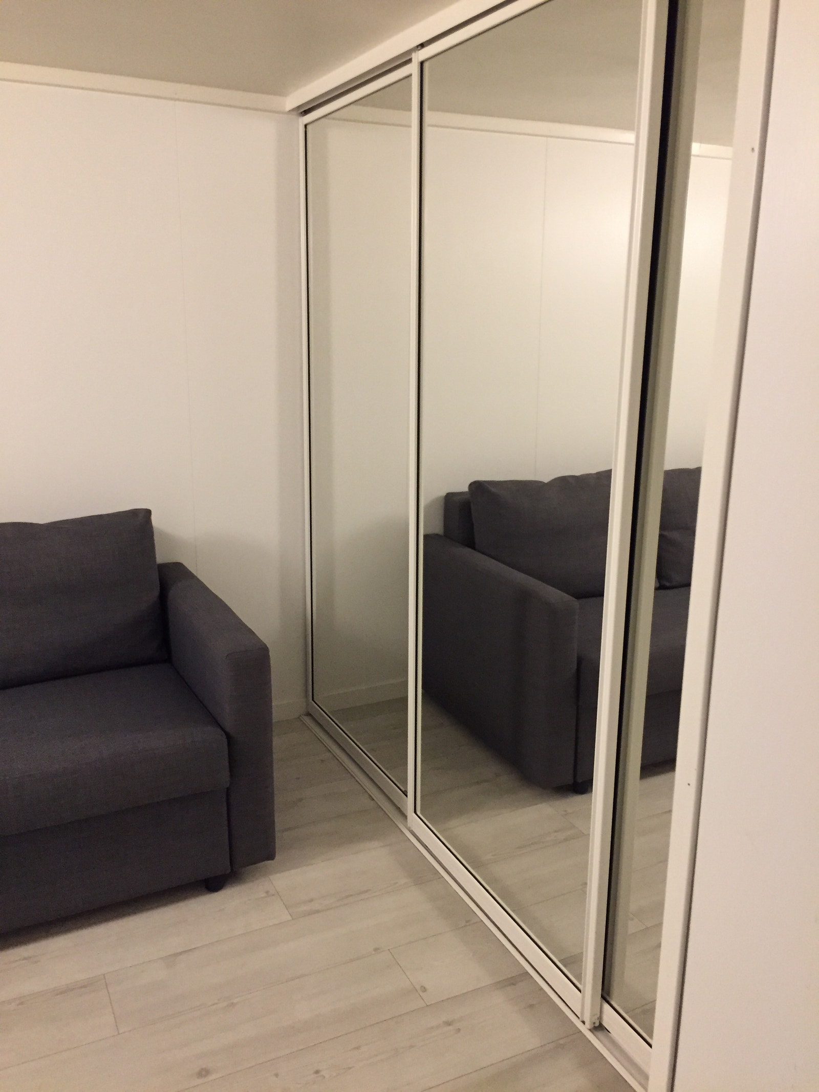 Gang med speilskap Galleribilde