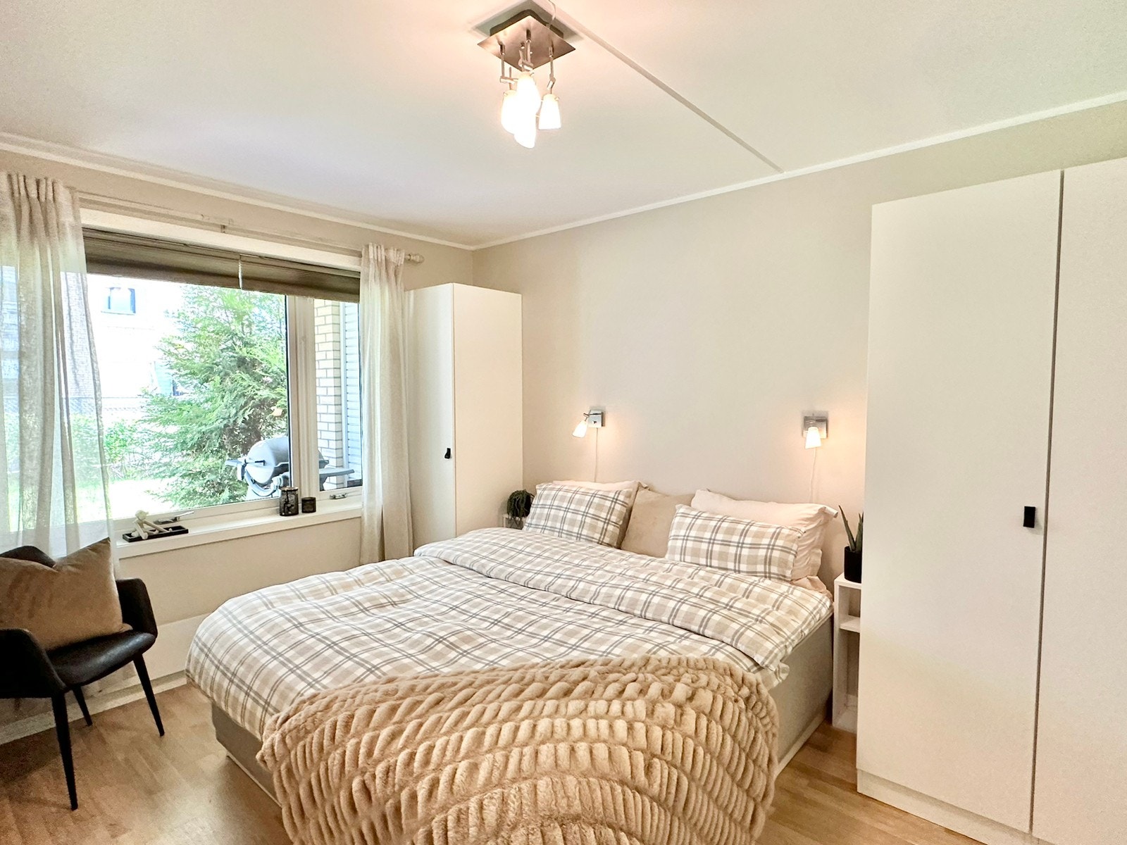 Romslig soverom med god plass til oppbevaring Galleribilde