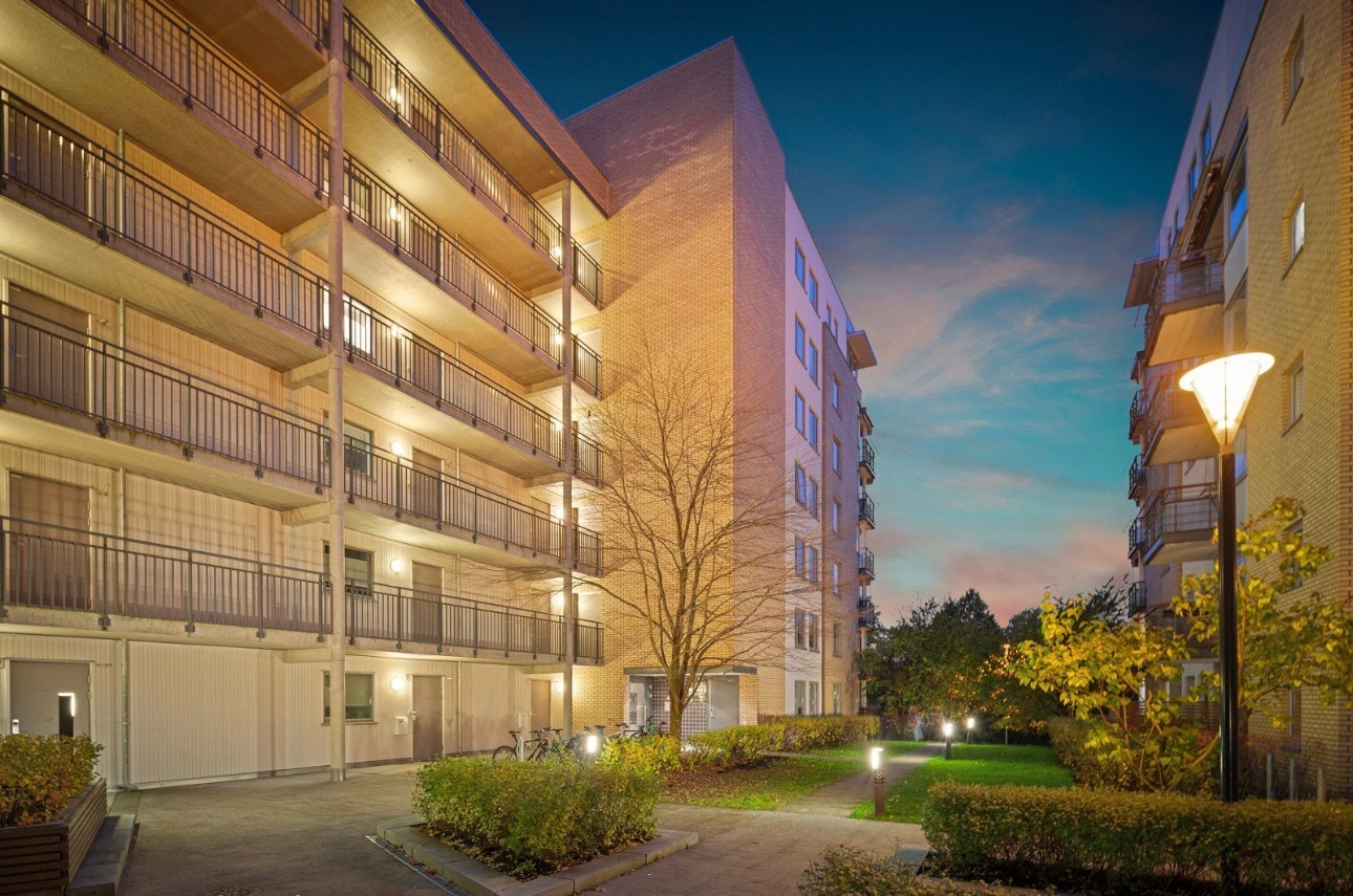 Leiligheten har privat inngang via Sameiets pent opparbeidede gårdsrom. Galleribilde