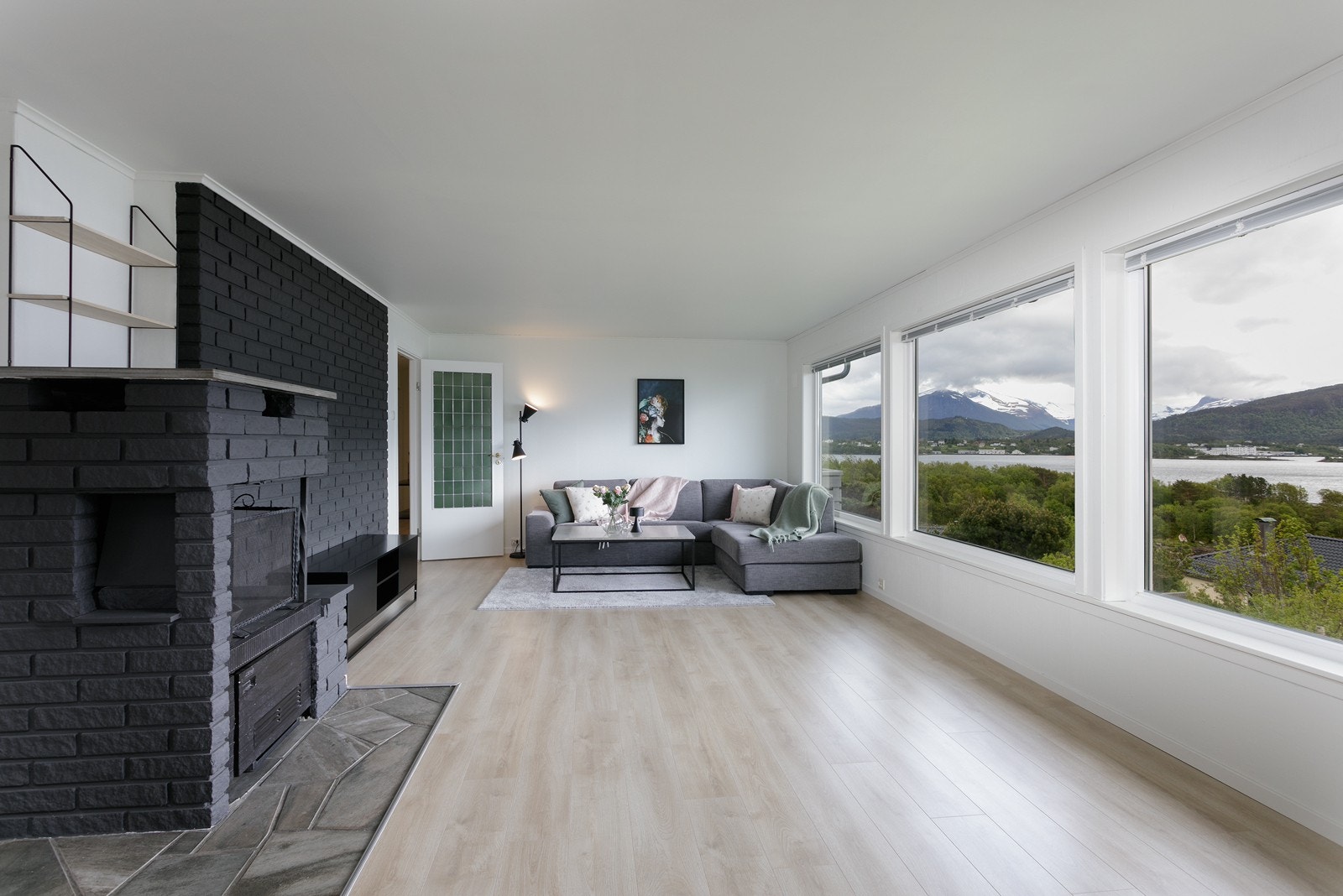 Romslig stue med sofa og peis Galleribilde