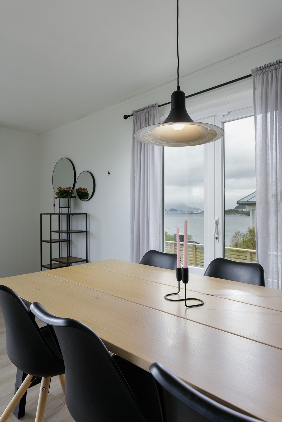 Spisestue med utsikt mot Ålesund Galleribilde