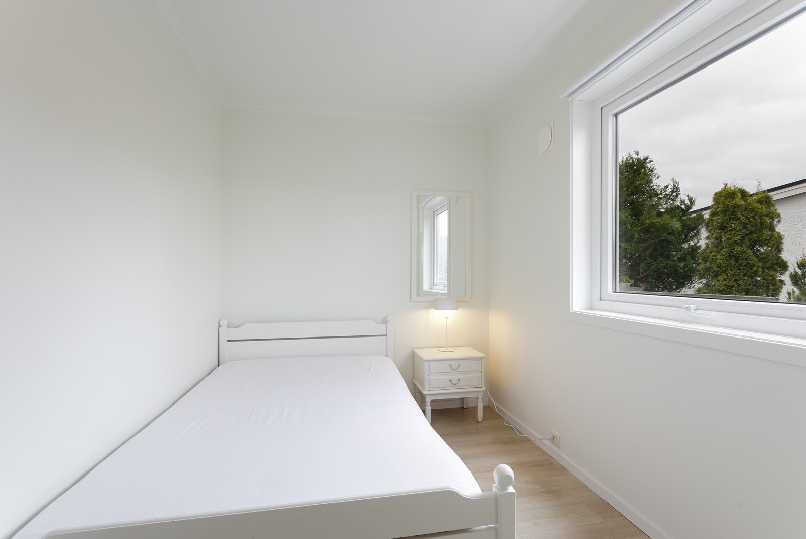 Soverom med 120’ seng og garderobeskap Galleribilde