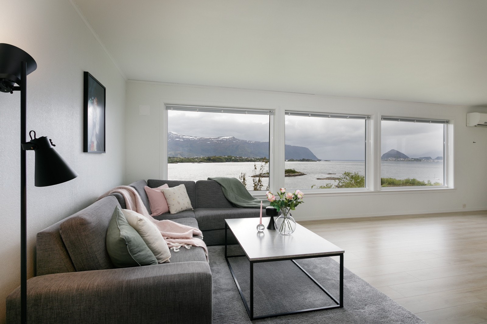 Sofagruppe på stuen med utsikt mot Ålesund og havet Galleribilde