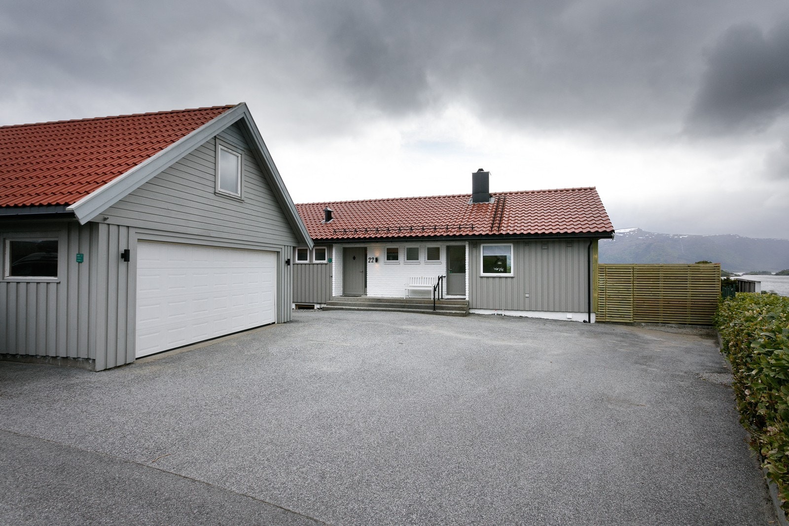 Stor parkeringsplass med dobbelgarasje Galleribilde