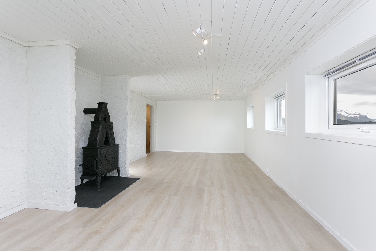 Romslig kjellerstue - kan innredes etter eget ønske Galleribilde