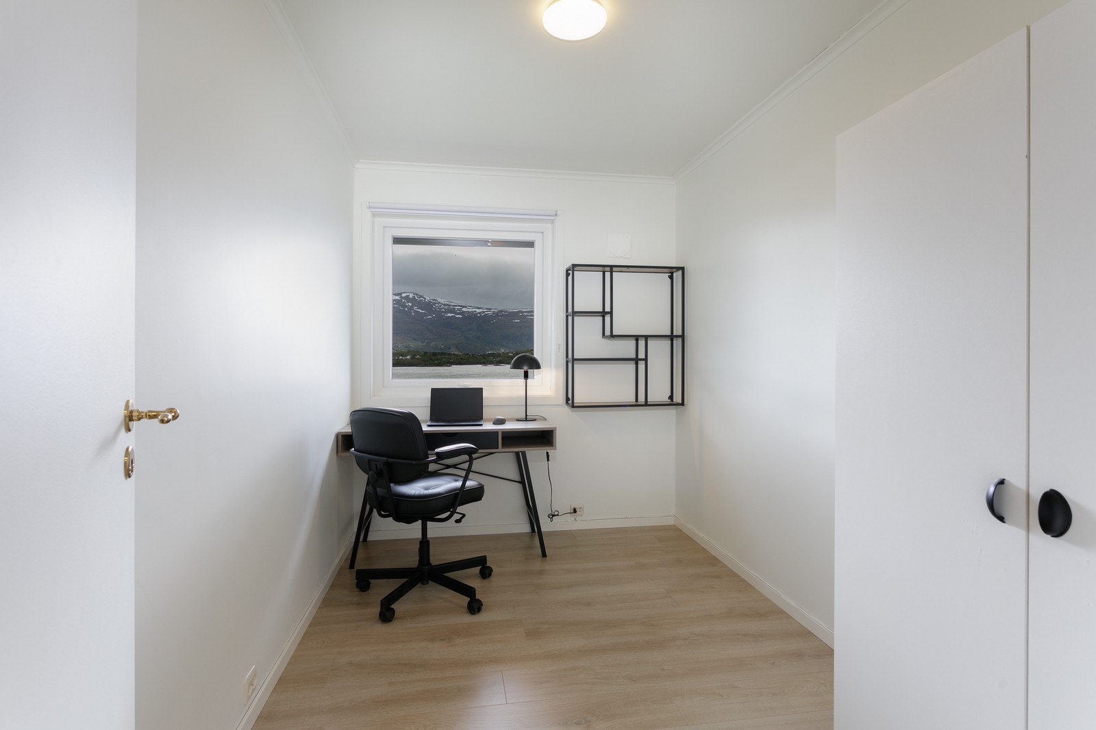 Kontor / soverom med garderobeskap Galleribilde