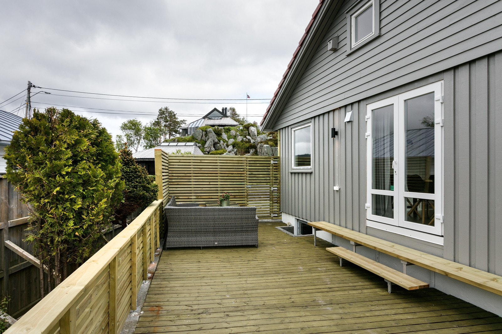 Solrik uteplass for grilling og hygge - med utemøbler Galleribilde