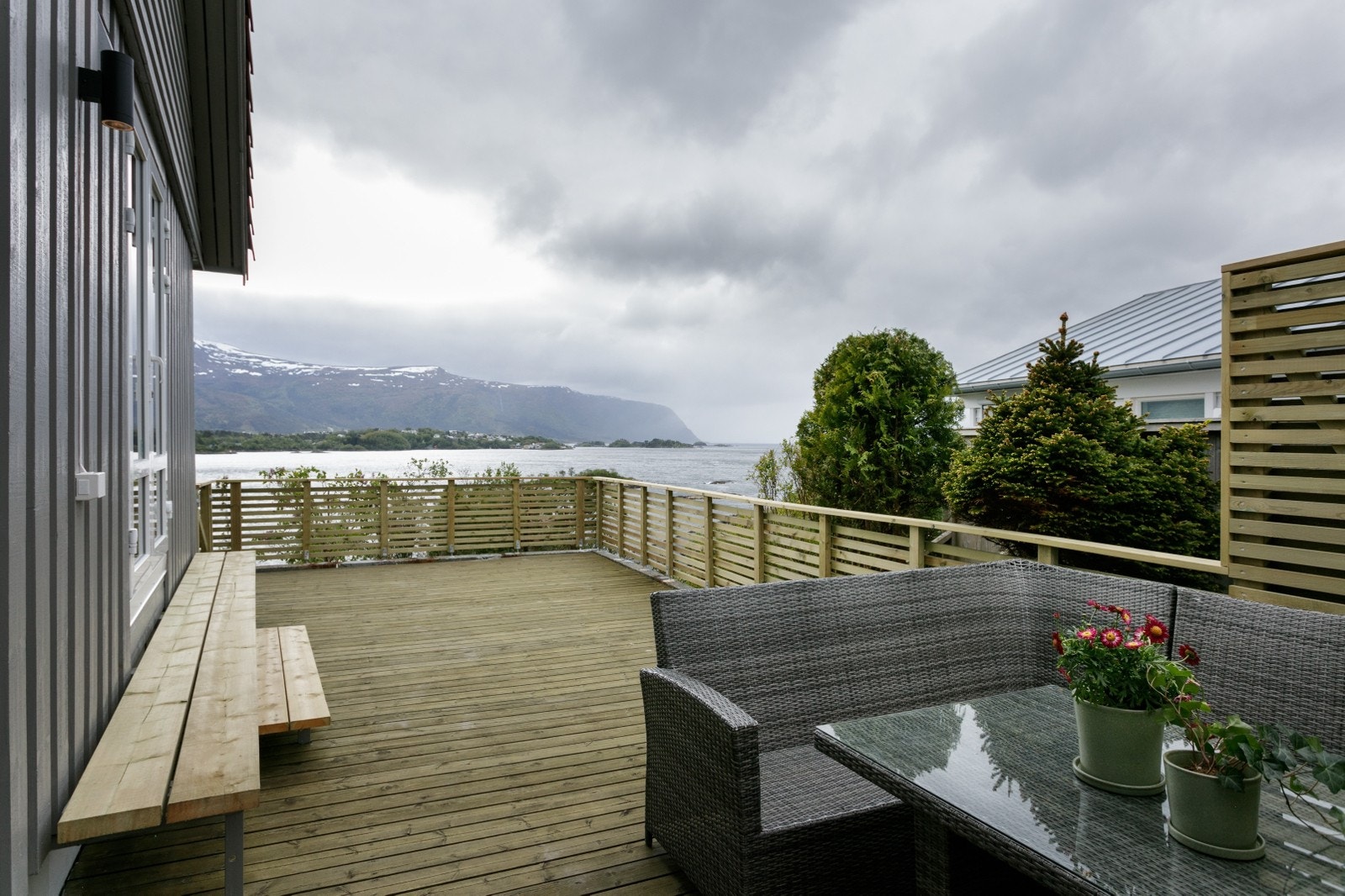 Solrik terrasse med kveldssol til klokken 23 på sommeren Galleribilde