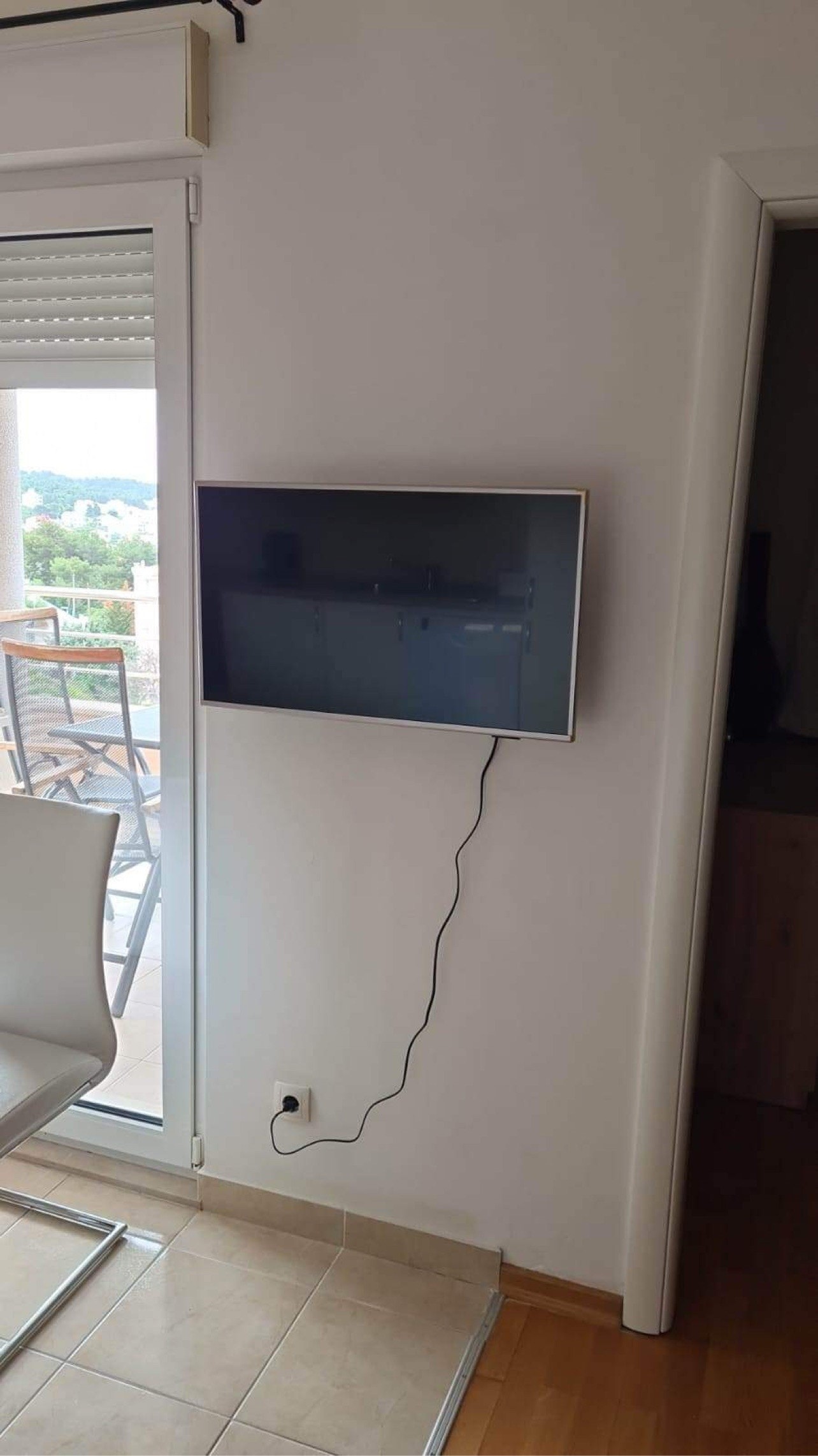 TV på stua, wifi-router og Apple-Tv Galleribilde