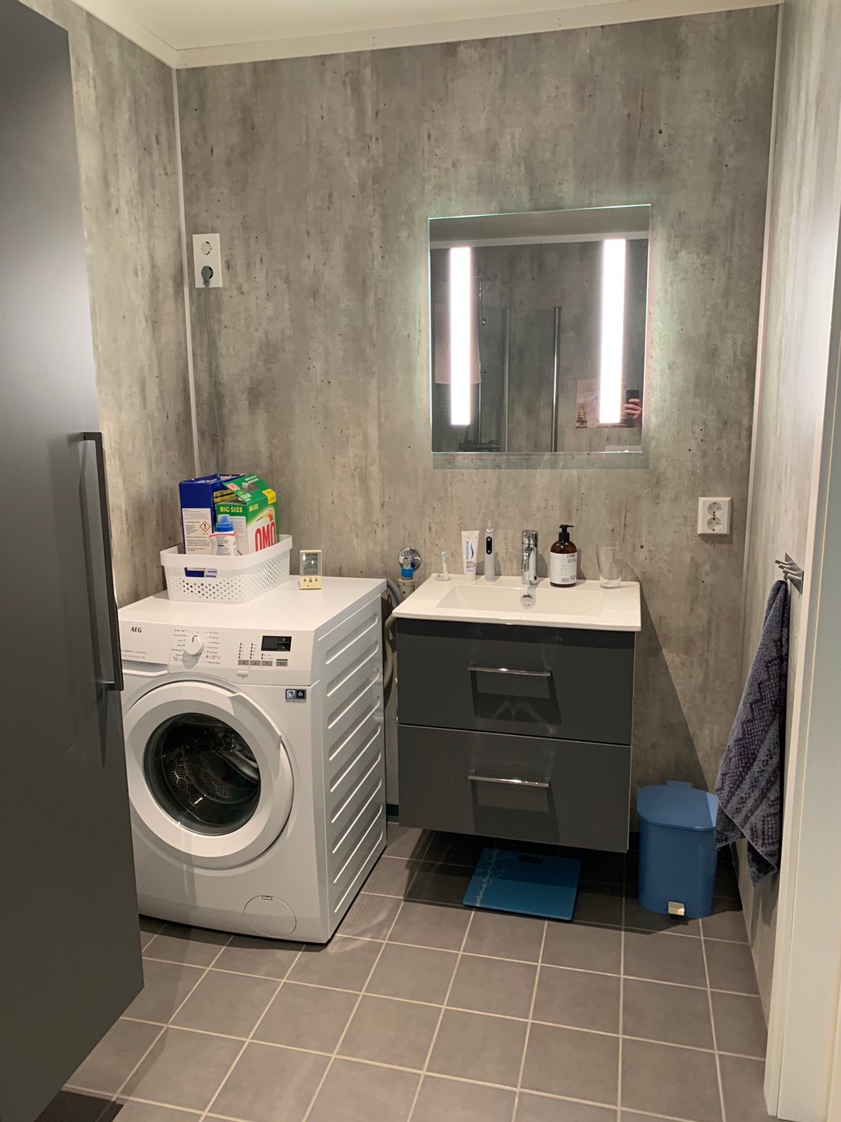 Bad med vaskemaskin Galleribilde