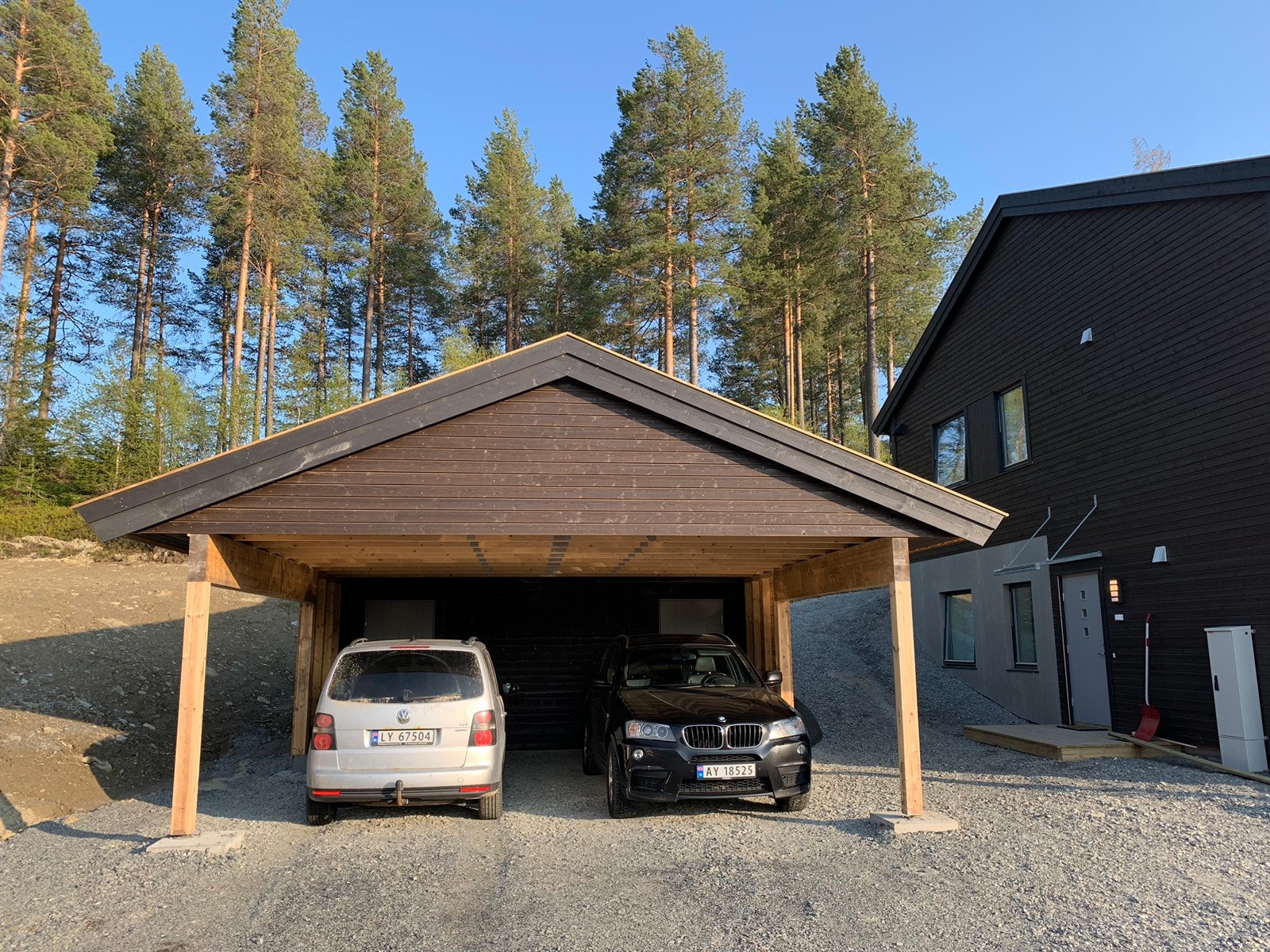 Carporten til venstre med tilhørende sportsbod Galleribilde