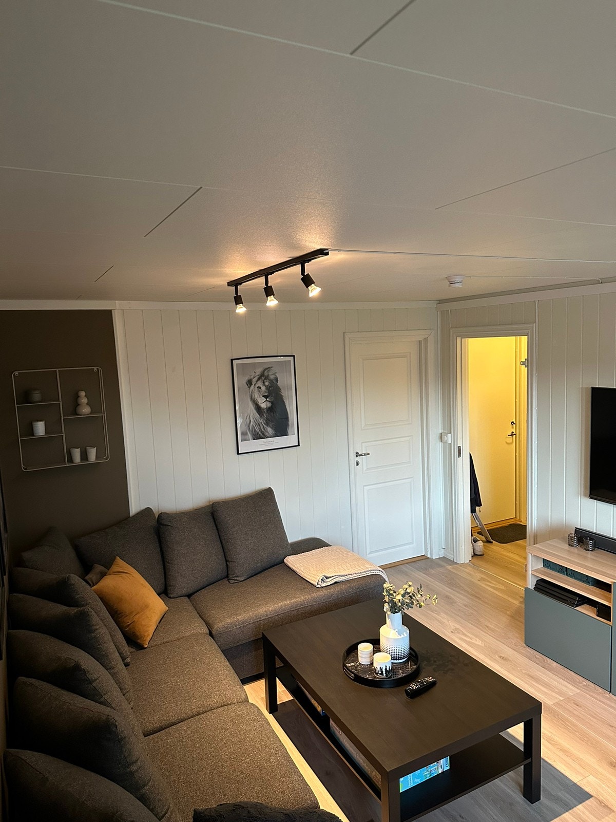 Stue sett mot soverom og entré Galleribilde