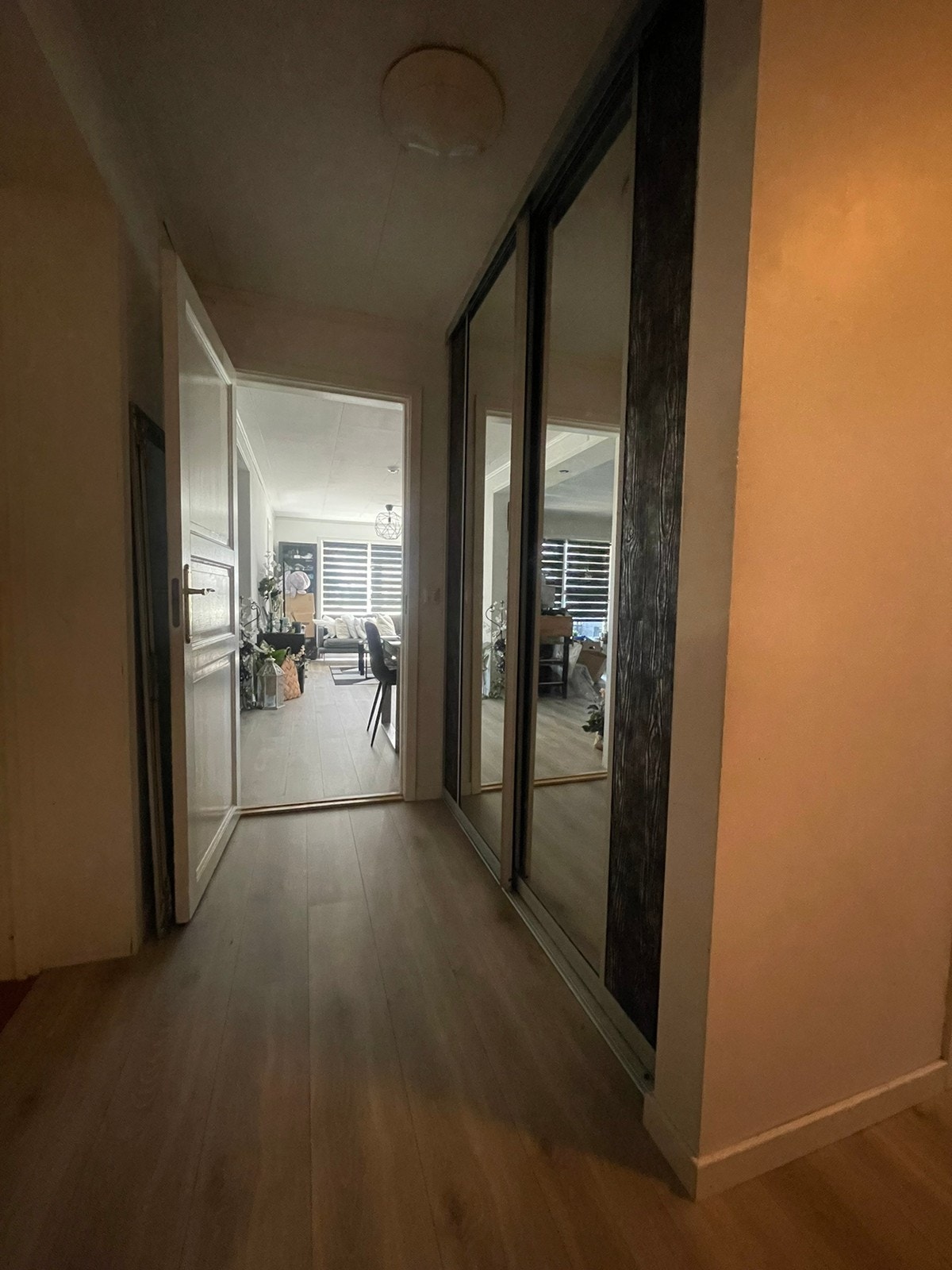 Gang med stor skyvedørgarderobe Galleribilde