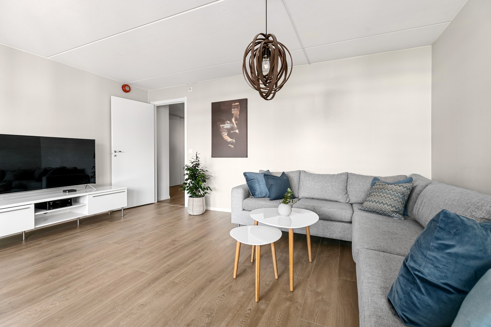 Stuen har en gjennomgående enstavsparkett. Galleribilde